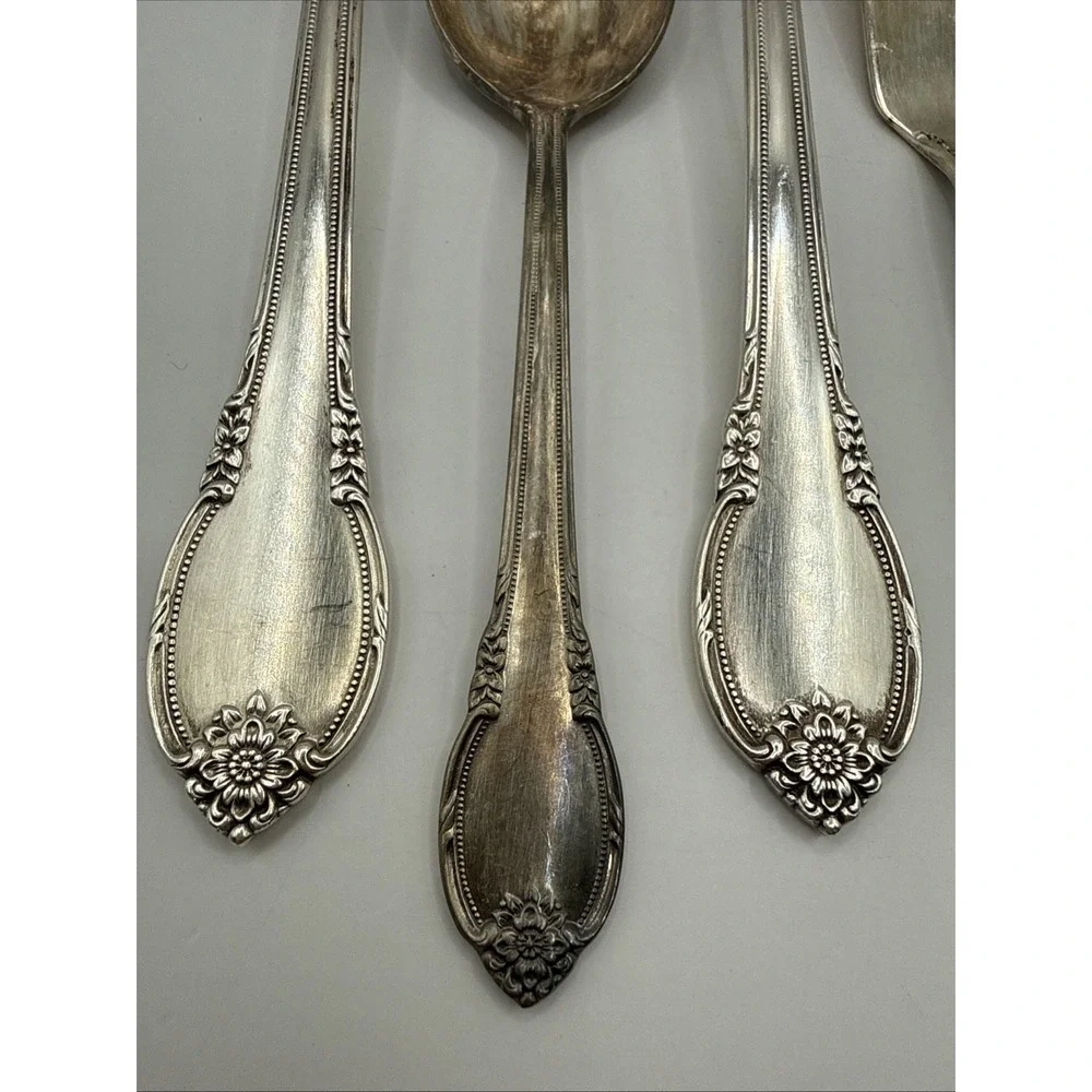 LOT OF c1948 REMEMBRANCE  SILVERPLATED TABLE SERVING SPOONS 1 PIERCED
